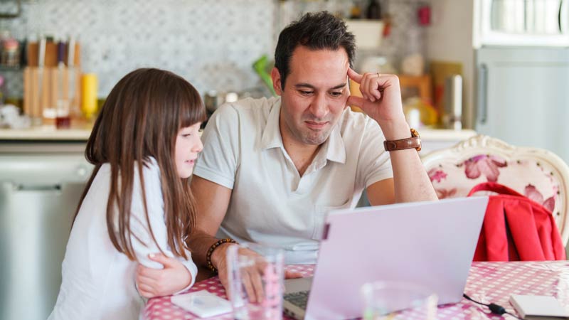 pai e filha com um portátil